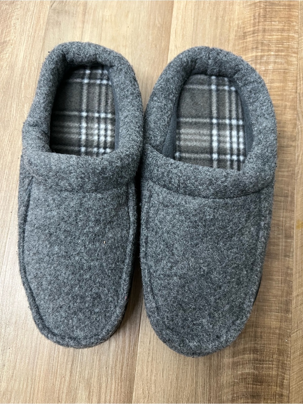 Gray Men’s Cozy Slip-On Slippers Size M (9-10).